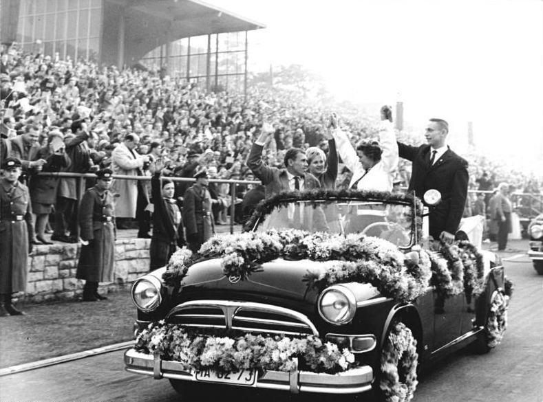 Valentina Tereschkowa und DDR-Sportler in einem offenen Sachsenring P 240 im Berliner Stadion, 19. Oktober 1963