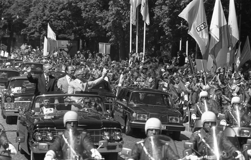 Edward Gierek links und Erich Honecker im offenen Staatswagen in Frankfurt an der Oder, 29. Mai 1977