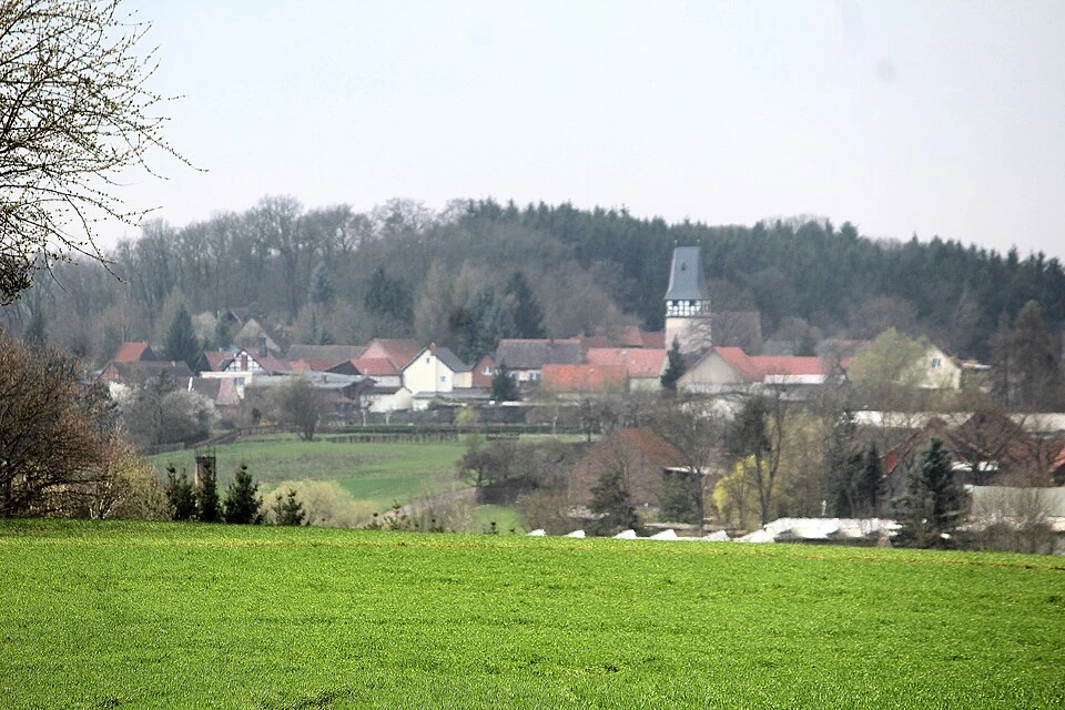 Über dem grünen Feld steht der Turm: Abberode im Frühling, aufgenommen am 2. April 2017.