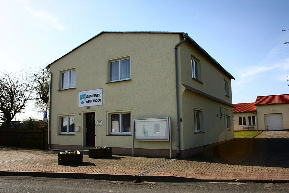 Ein Haus fürs Dorf: das Gemeindehaus mit seinem Schaukasten, im April 2011.