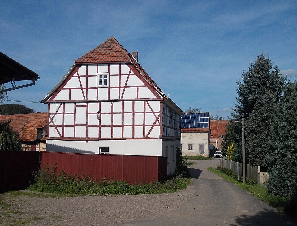 Rotes Holz, helle Gefache und eine schmale Dorfstraße: Fachwerk gehört zum Gesicht von Steinbrücken.