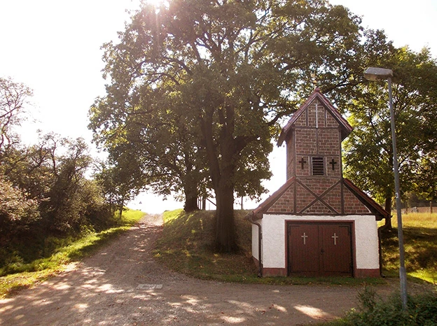 Klein, vertraut und mitten unter alten Bäumen: die heutige Fachwerkkapelle von Steinbrücken, September 2014.