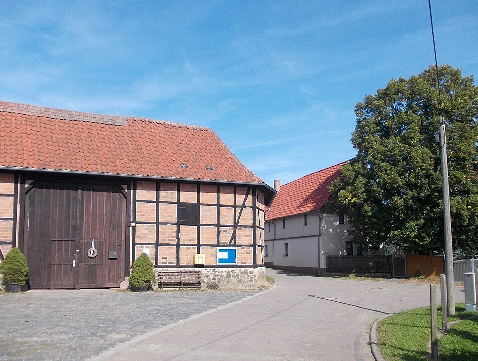 Große Tore, Fachwerk und kurze Wege: ein Blick in die Dorfmitte von Steinbrücken, September 2014.