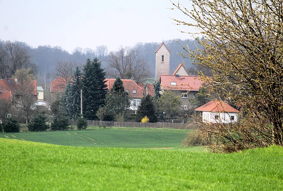So nah und doch einst jenseits der Grenze: Tilkerode mit St. Wilhelm, im April 2017.