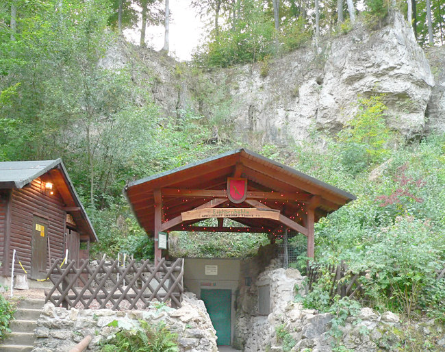 Felsiger Eingangsbereich der Einhornhöhle bei Scharzfeld im Harz