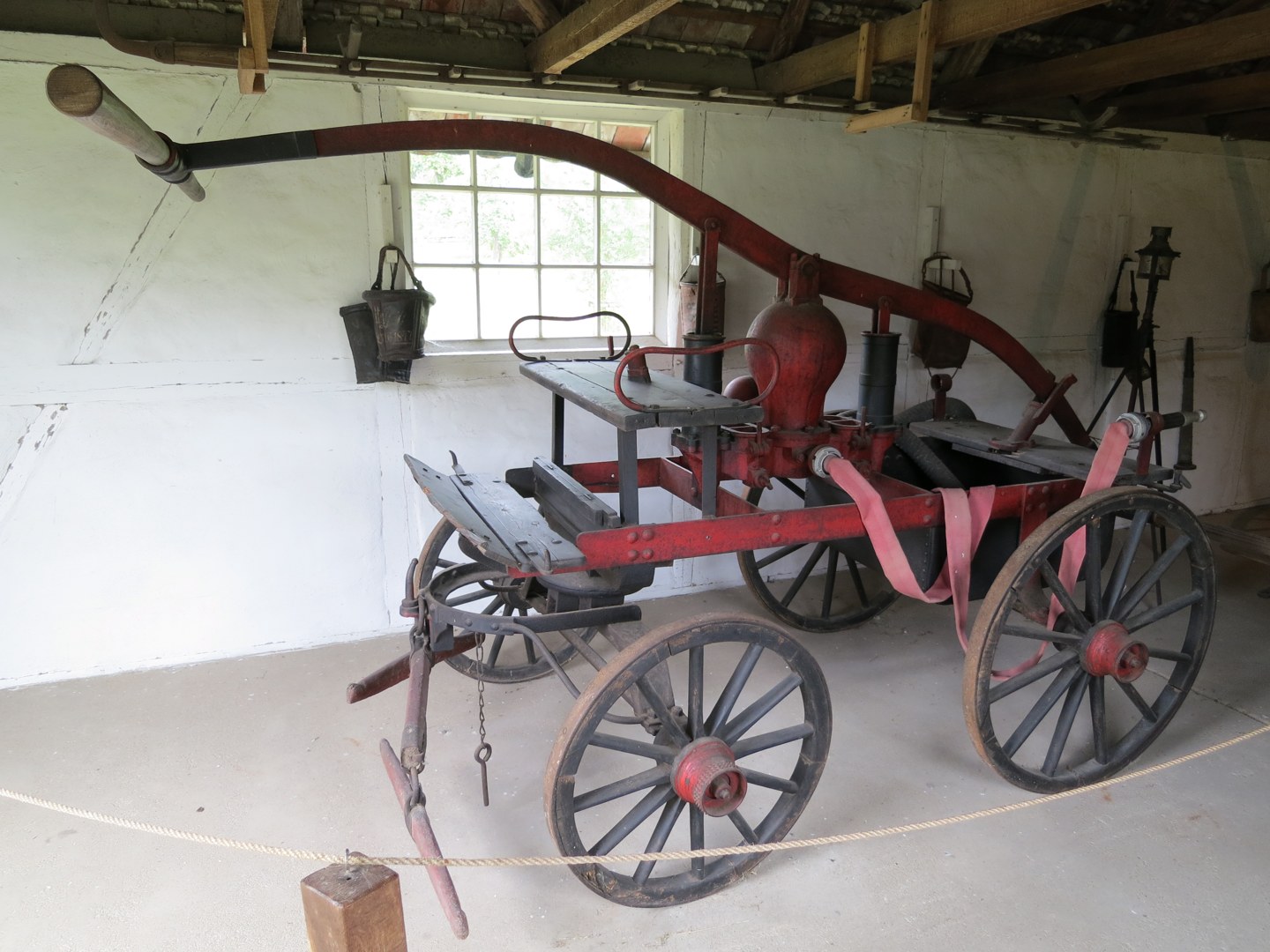 Pferdebespannte historische Handdruckspritze mit langen Pumphebeln im Freilichtmuseum Schwerin-Mueß