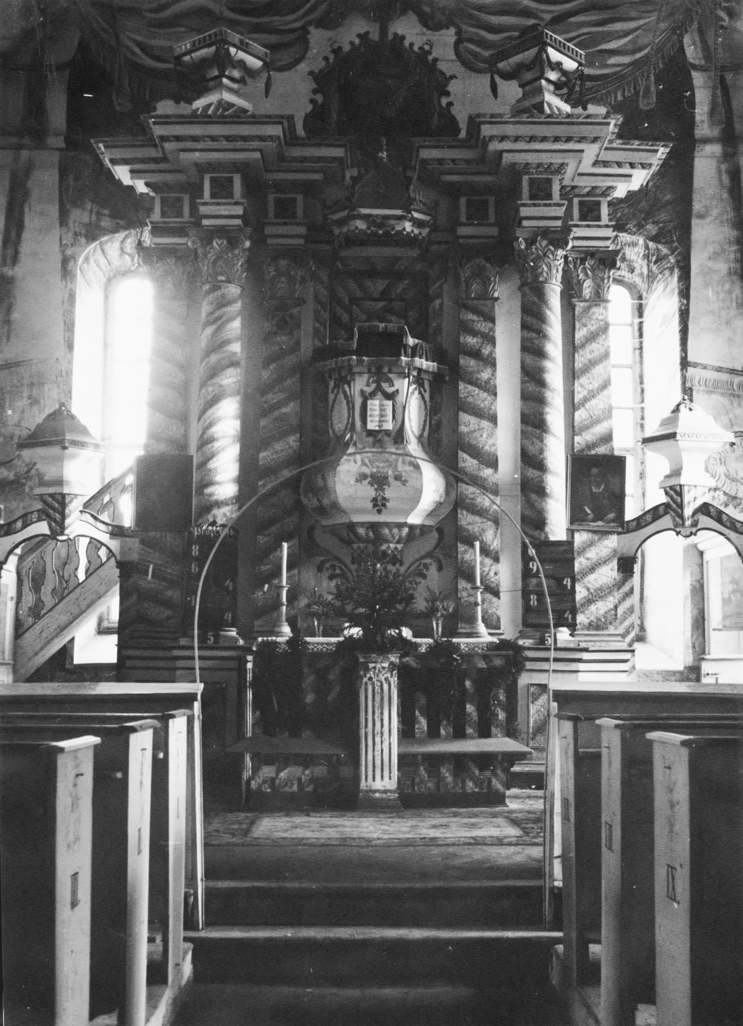 Altarraum und Kanzel der Abberöder Kirche im Jahr 1931