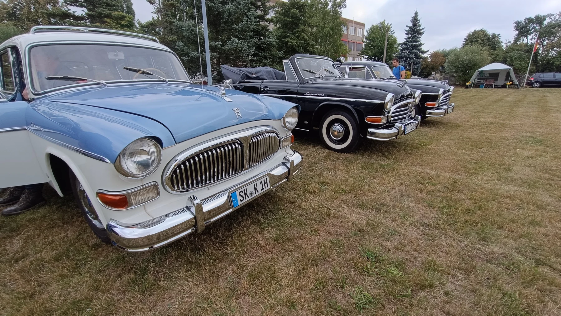 Drei P 240 in Abberode: blau-weißer Kombi links, schwarzes Cabriolet in der Mitte und schwarze Limousine rechts