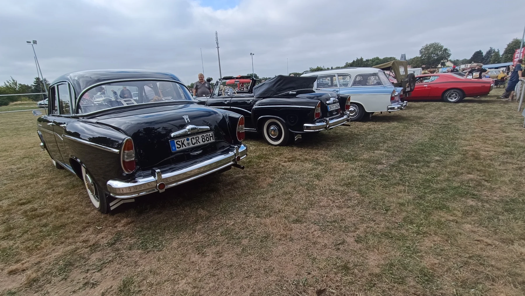Heckansichten der P-240-Limousine, des offenen Cabriolets und des blau-weißen Kombis beim Treffen in Abberode