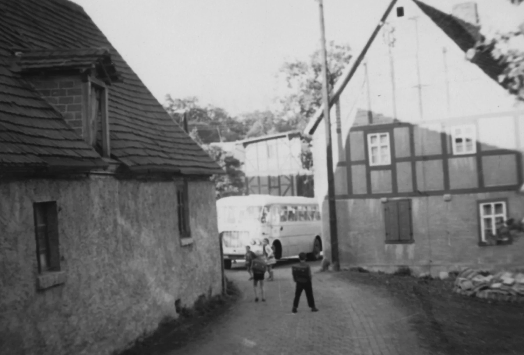 Ein Schulweg in Abberode im Jahr 1964 · Privatsammlung