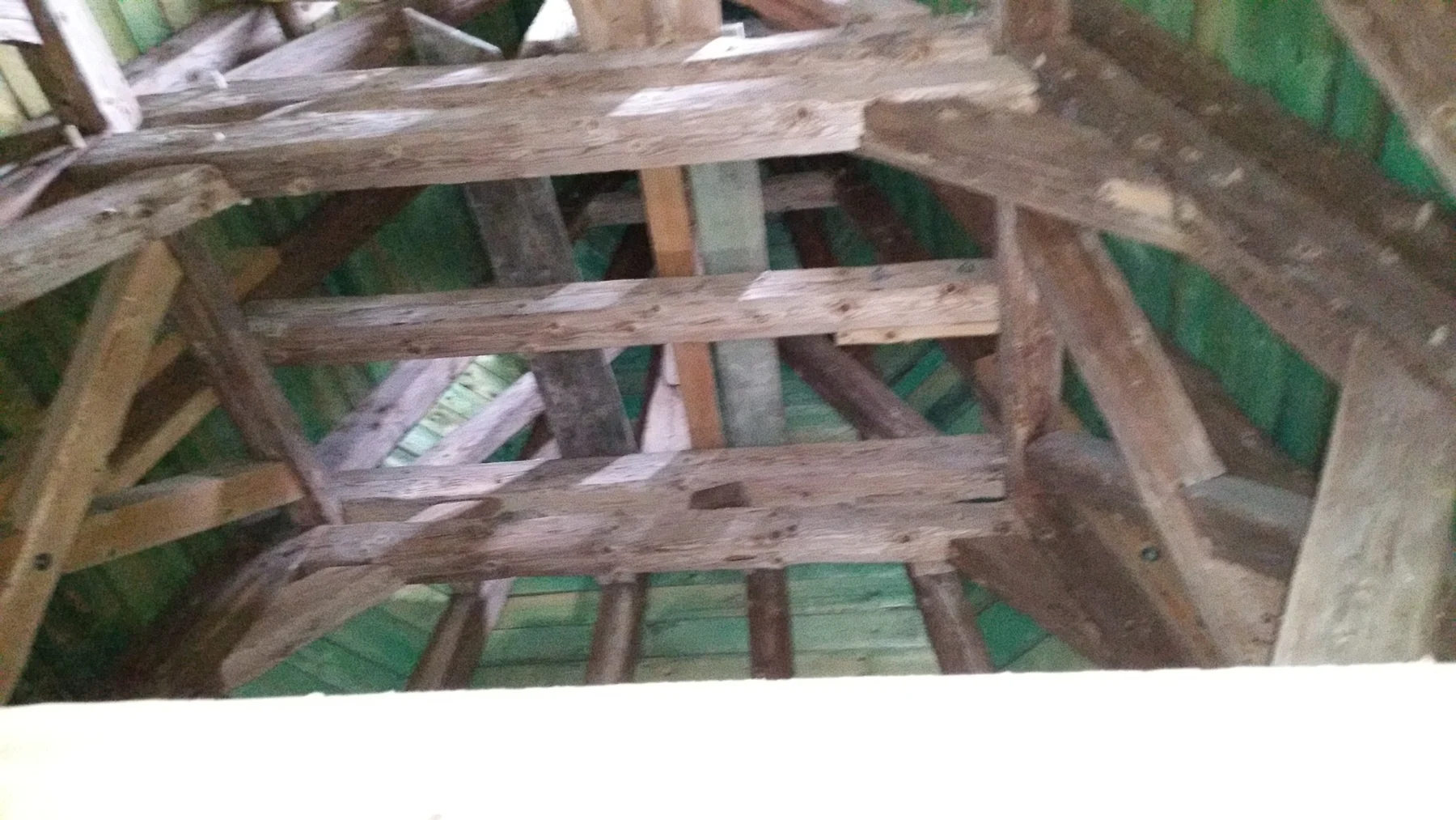 Blick in das hölzerne Balkenwerk und die Dachkonstruktion des Abberöder Glockenturms