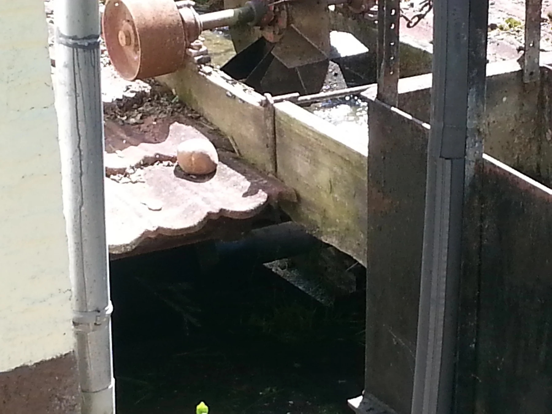 Detail des Wasserrads und seiner Welle am Gebäude der Untermühle