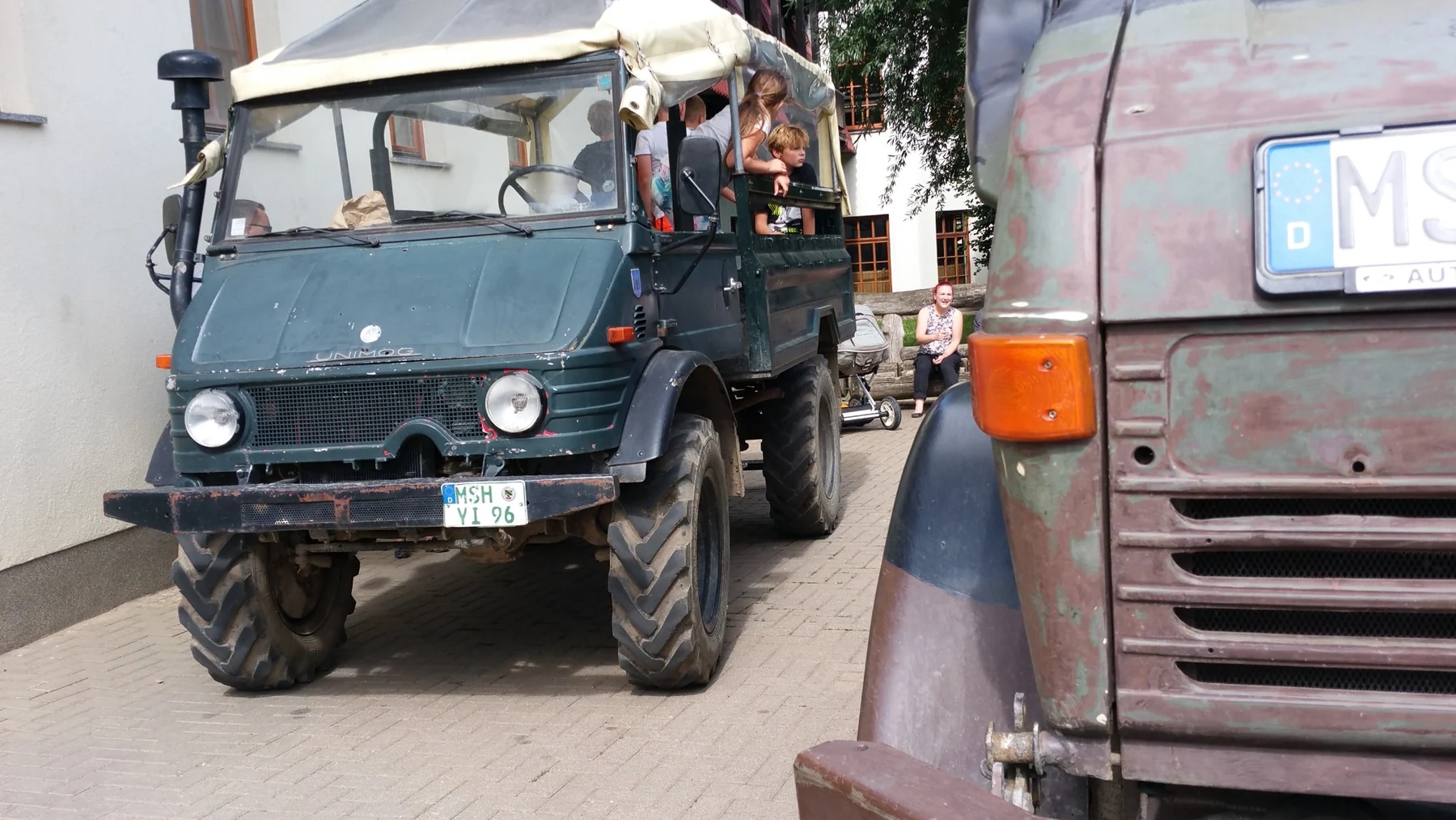 Offener Unimog mit Fahrgästen für eine Safari im Wildpark Nordmann 2017
